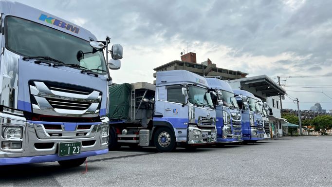 KBM所有のトラック