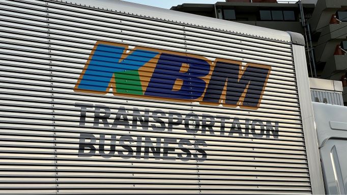 トラック側面のKBMロゴ